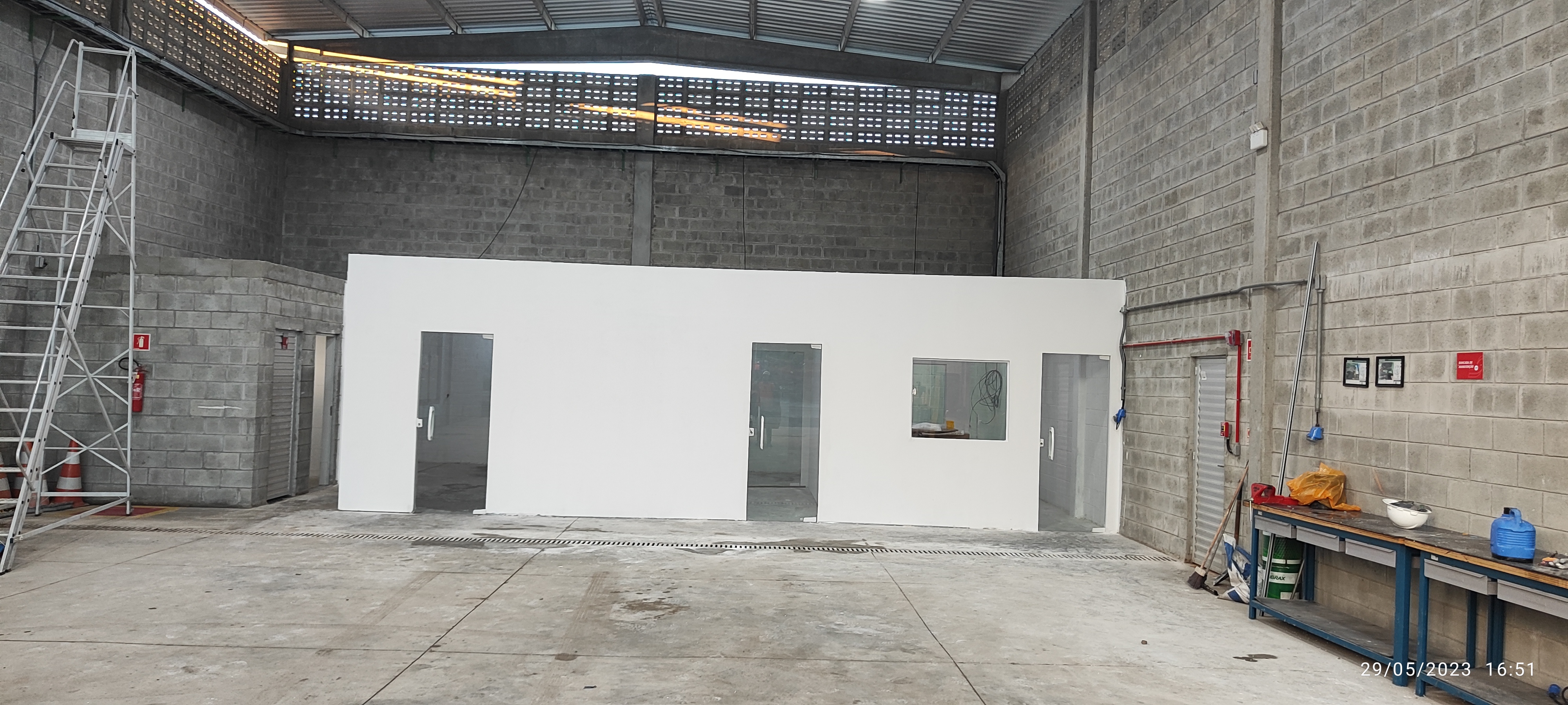 Acabamento em vidros e divisórias WFG